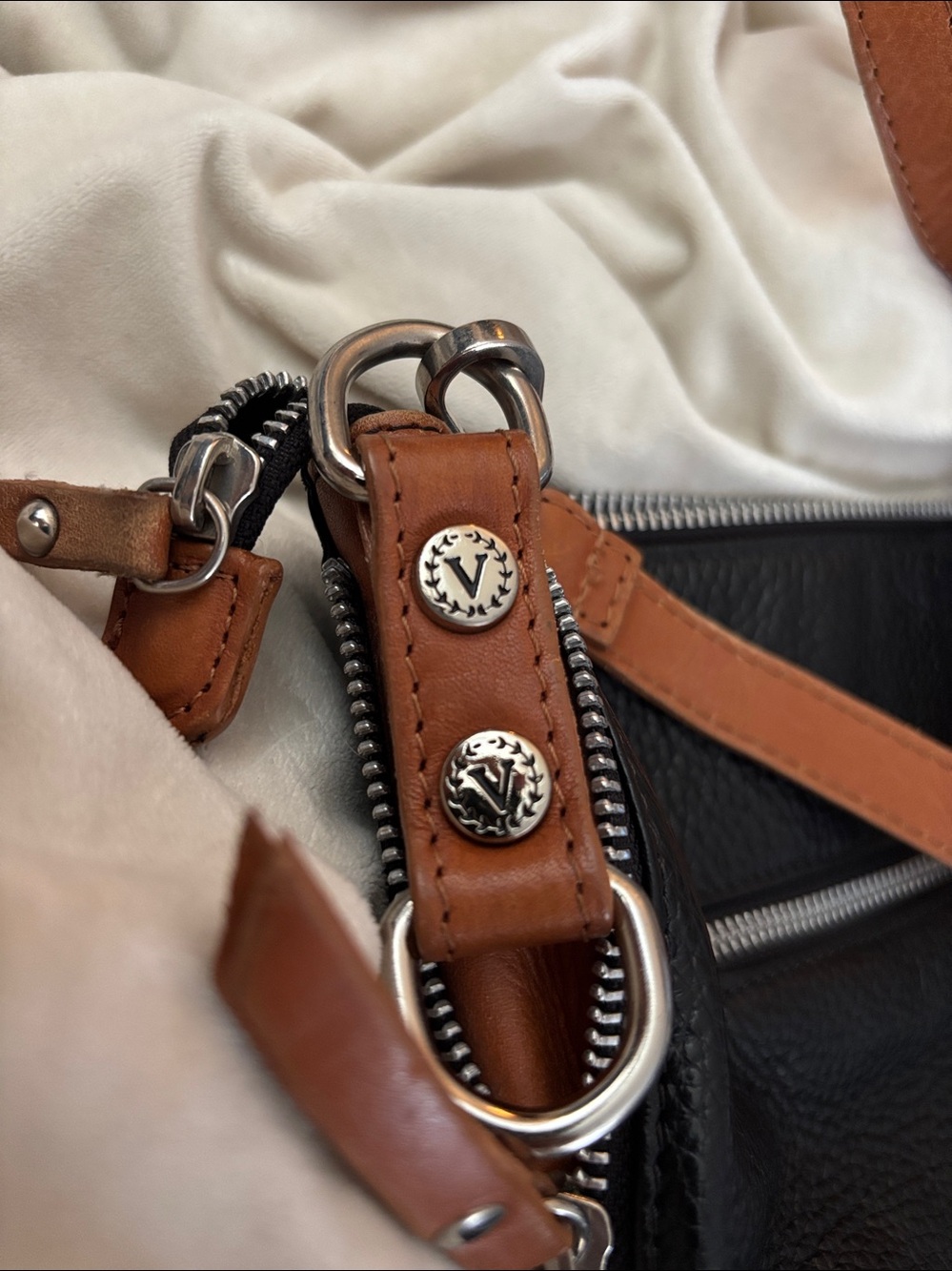⭐️VALENTINA⭐️ Black 🖤 Tan Pebbled Leather Shoulder Bag - Picture 5 of 10